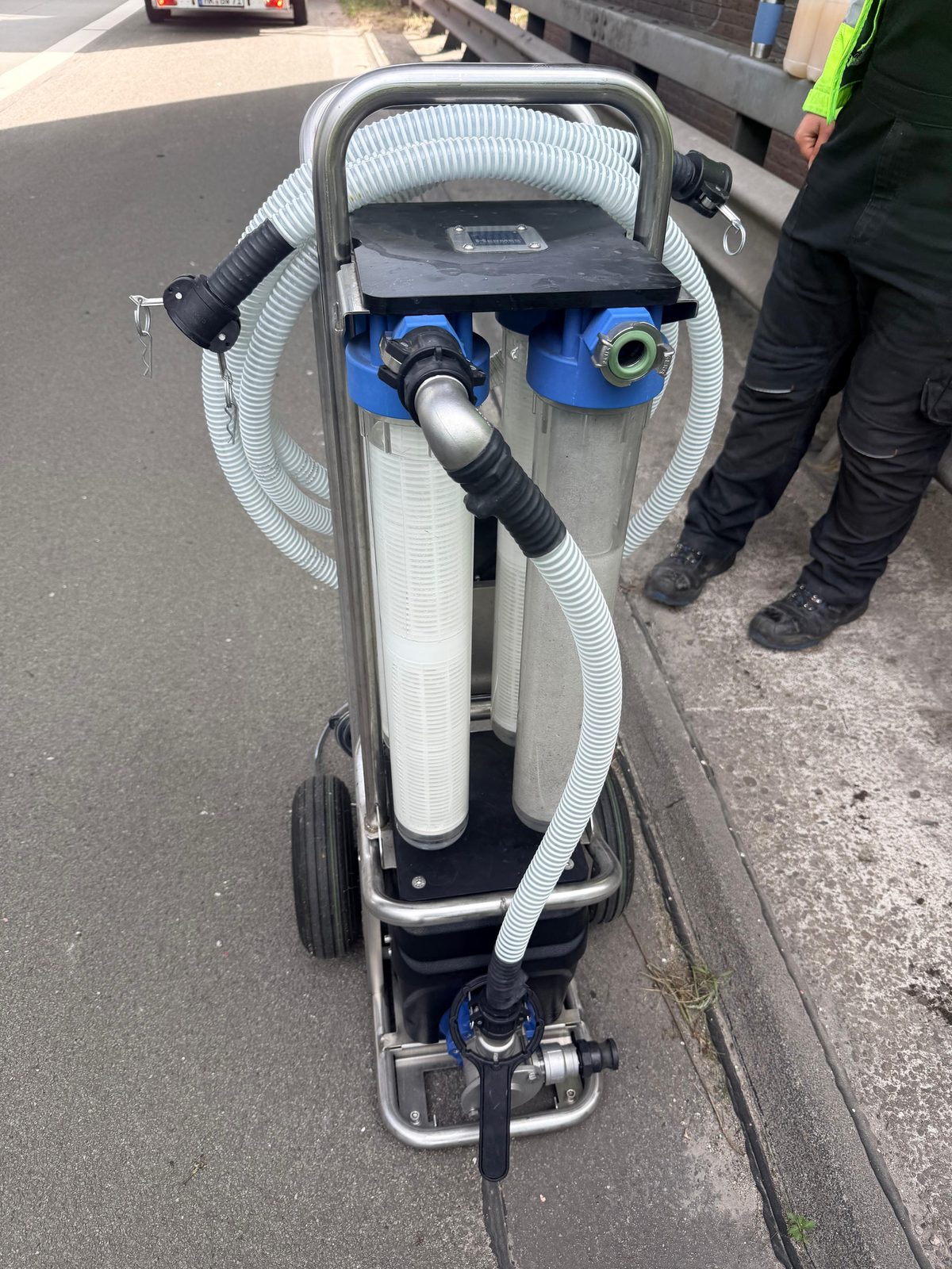 Zweistufiger Öl-Wasser-Filterwagen im Einsatz am Straßenrand