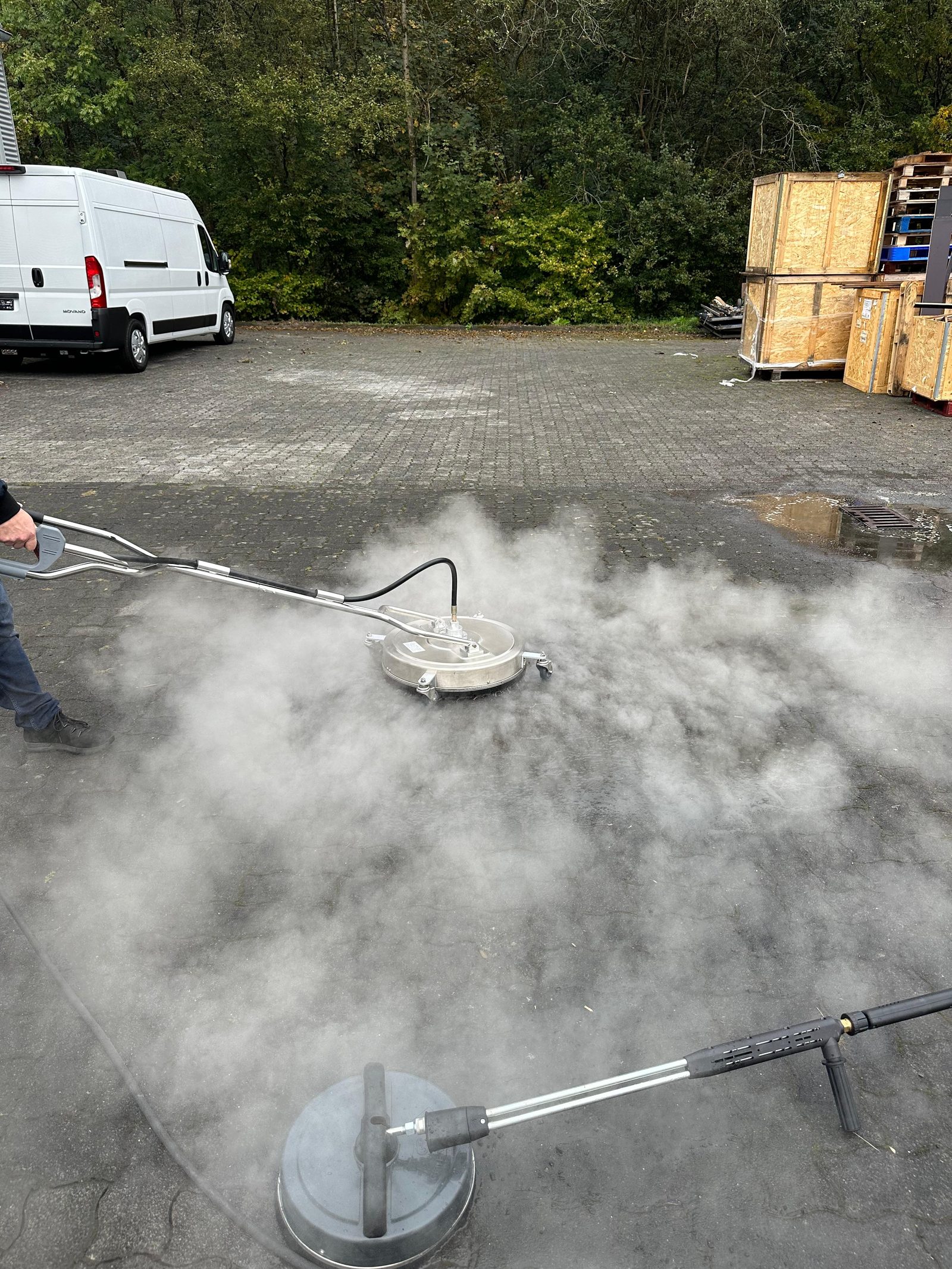Autarke Heißwasser-Reinigung im Einsatz